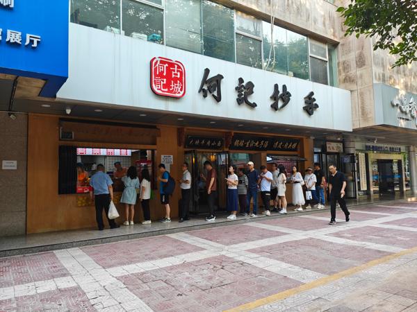 在这家店连续2个月无间断，每天早上两个包子一个鸡蛋。